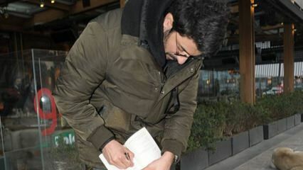 Engin Akyürek ने एक पुस्तक पर हस्ताक्षर किए