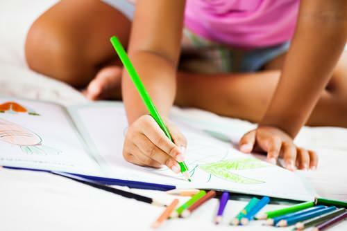 कलम पकड़े हुए! बच्चों को एक पेंसिल कैसे संलग्न करें?