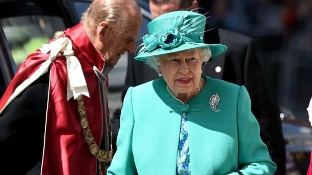 इंग्लैंड की रानी २। एलिजाबेथ अपने महल में एक सफाई कर्मचारी की तलाश में है! भाग्य से मृत मक्खी को खोजने के लिए ...