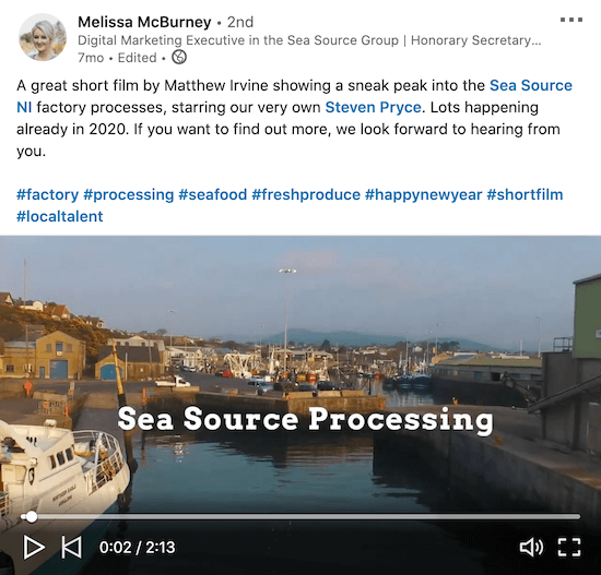 समुद्र स्रोत समूह के मेलिसा mcburney से एक लिंक्डइन वीडियो का उदाहरण, जो उनके कारखाने प्रक्रियाओं के दृश्य फुटेज के पीछे दिखा रहा है