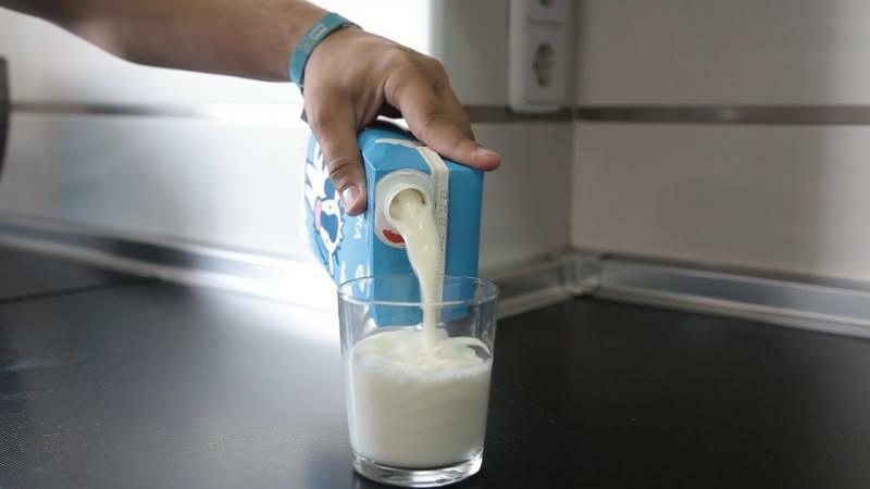 दूध डालते समय छींटाकशी से कैसे बचें