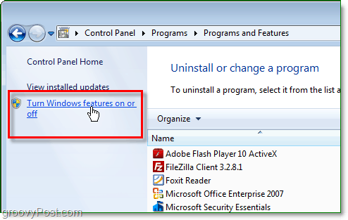 विंडोज 7 प्रोग्राम और फीचर्स विंडो से विंडो सुविधाओं को चालू या बंद करें पर क्लिक करें