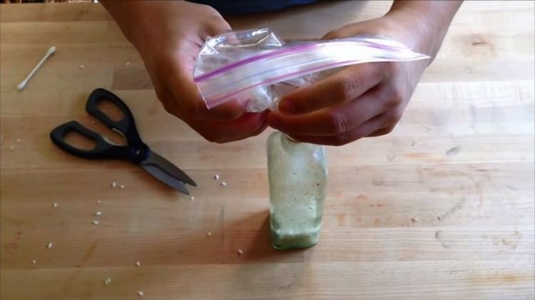 संकीर्ण मुंह की कांच की बोतल को सबसे आसानी से कैसे साफ करें? संकीर्ण बोतलों को साफ करने की सबसे आसान विधि!