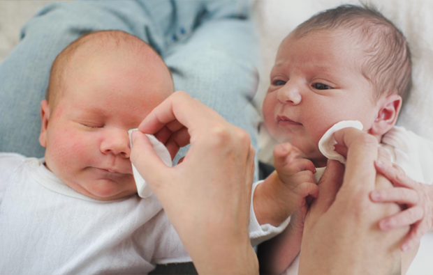 शिशुओं में आँख गड़गड़ाहट कैसे होती है?