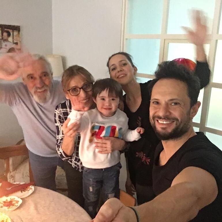 गायक gzgün से अपने बेटे एडीज़ के लिए जन्मदिन की पार्टी
