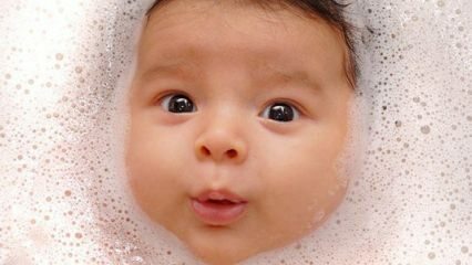 नहाते समय पानी निगलता बच्चा! नवजात शिशु को हीलिंग बाथ कैसे दिया जाता है?