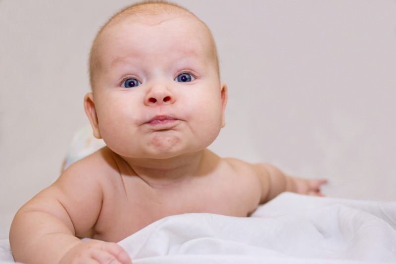 शिशुओं में जीभ कब काटी जानी चाहिए?