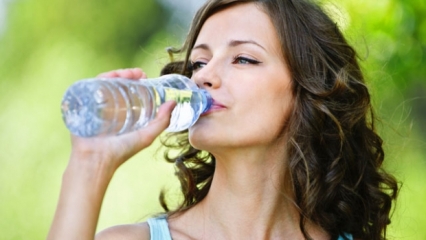 7 स्थितियां जहां आपको पानी नहीं पीना चाहिए