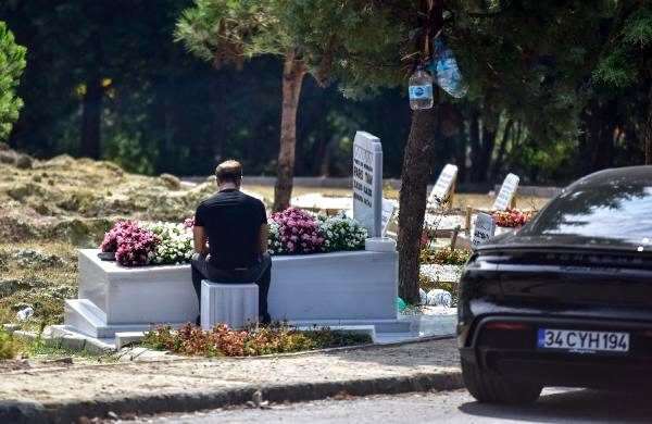 हारुन टैन अपने जन्मदिन पर अपने बेटे पारस की कब्र पर गए