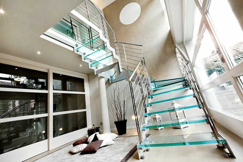 डुप्लेक्स अपार्टमेंट के लिए सबसे स्टाइलिश और उपयोगी सीढ़ी मॉडल