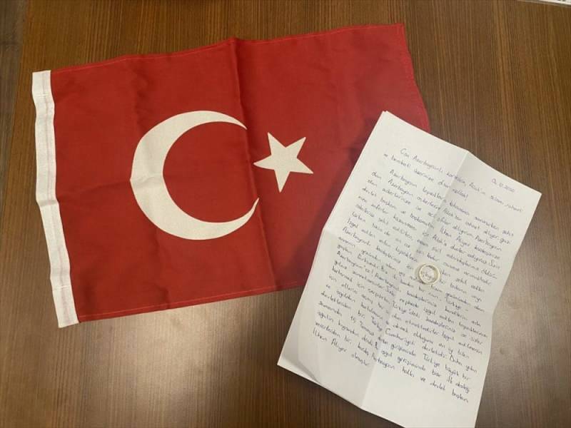 शिक्षक युगल ने अजरबैजान का समर्थन करने के लिए सगाई की अंगूठी भेजी