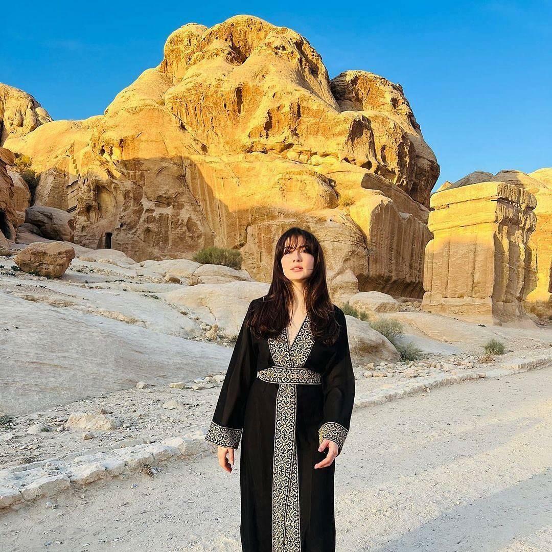 बर्कू ओज़बर्क अपनी नई छवि के साथ जॉर्डन में दिखाई दीं।