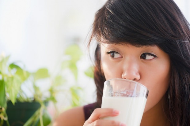 क्या सोने जाने से पहले दूध पीना कमज़ोर पड़ता है? स्थायी और स्वस्थ स्लिमिंग दूध आहार