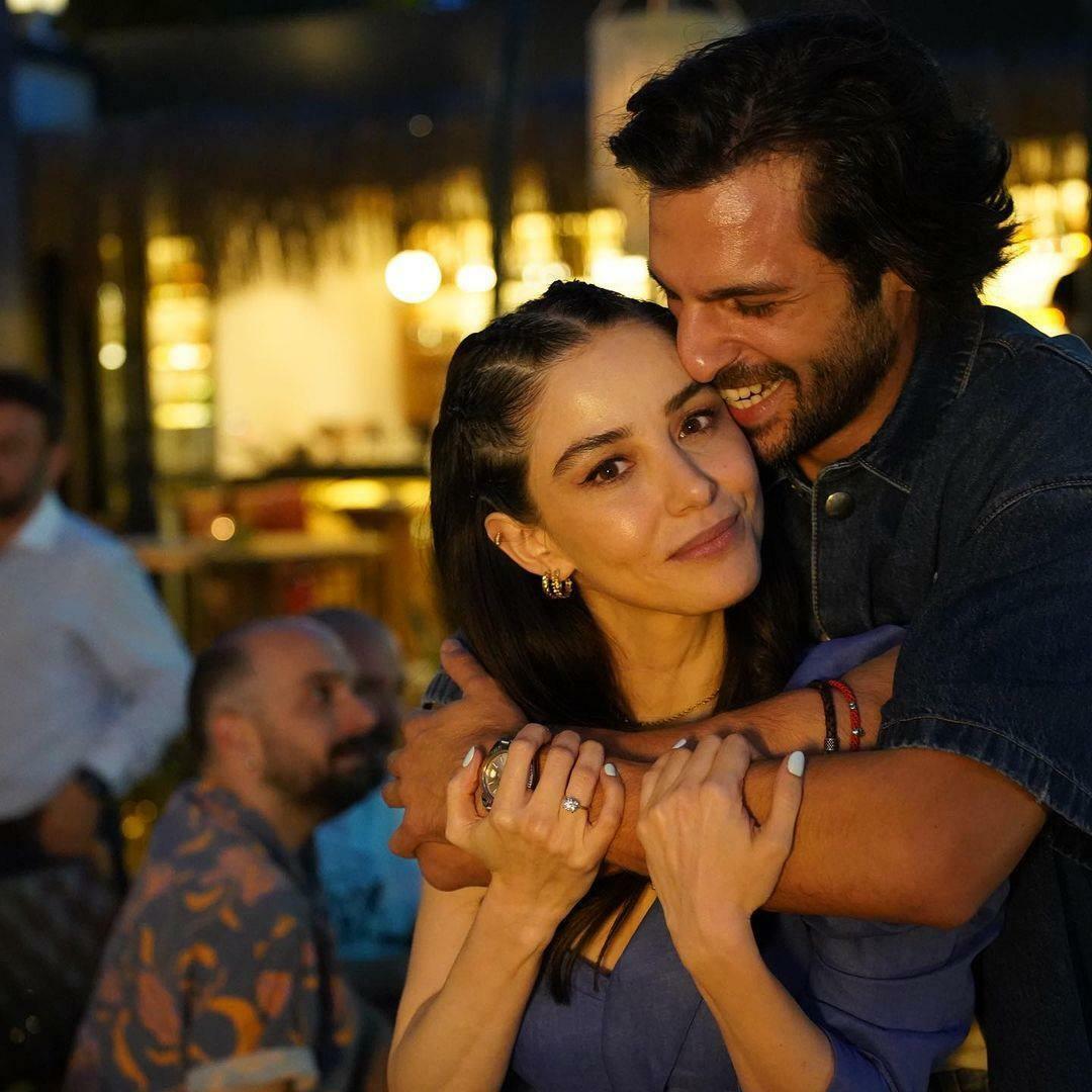 Özge Gürel और Serkan Chayoğlu के प्रशंसकों ने उनके शादी के तोहफे से उनके चेहरे पर मुस्कान बिखेर दी