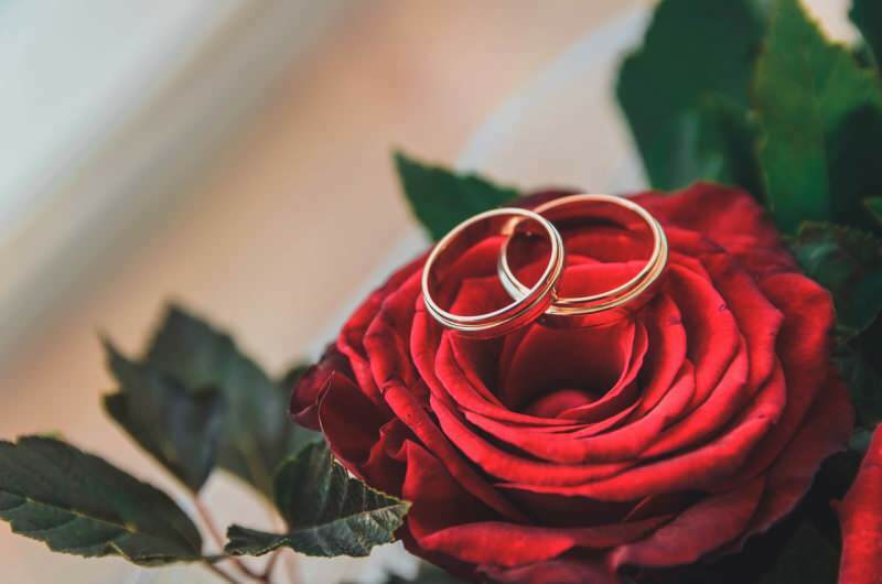 बायीं उंगली पर शादी की अंगूठी क्यों पहनी जाती है