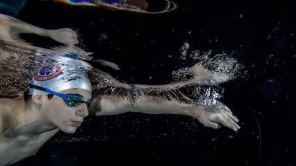 पानी के डर से पराजित होकर तैराकी में 100 पदक जीते!