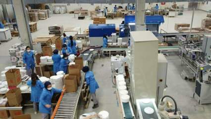 पैकेजिंग से लेकर लोडिंग तक इस कारखाने के सभी कर्मचारी महिलाएं हैं!