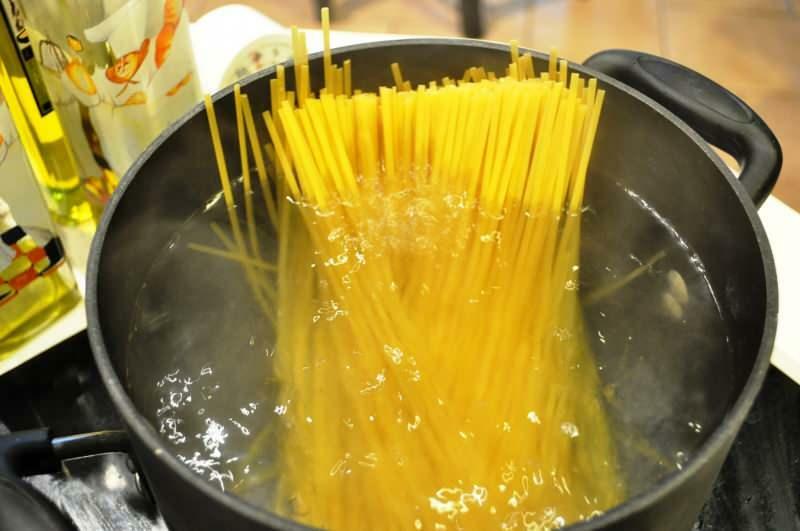 पास्ता के रस का मूल्यांकन कैसे किया जाता है? पास्ता के रस का मूल्यांकन करने और न फैलाने के 3 तरीके
