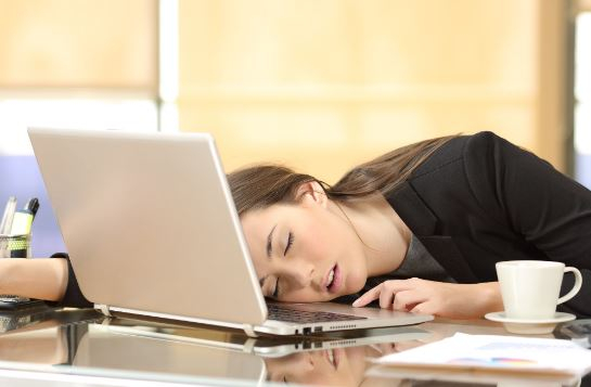 काम के माहौल में अचानक नींद के हमलों से अत्यधिक नींद की बीमारी हो सकती है