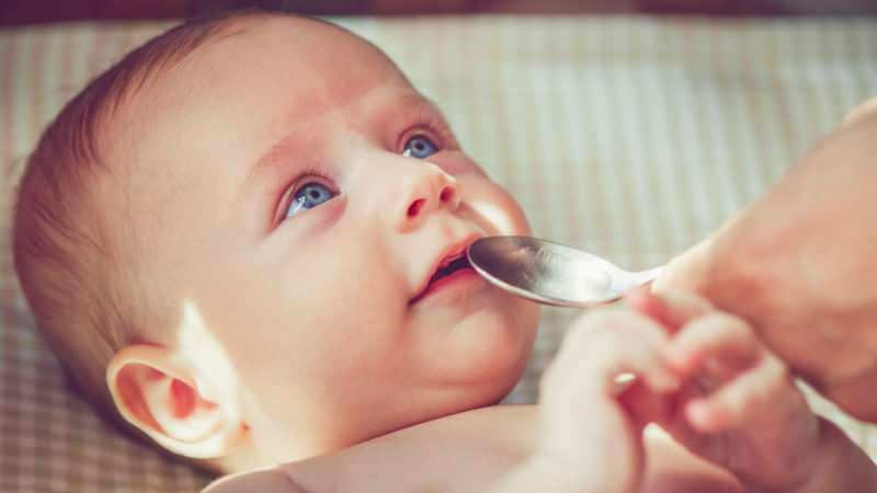 शिशुओं को पानी कब दिया जाता है? पूरक भोजन के लिए संक्रमण में फार्मूला खिलाए गए बच्चे को पानी पिलाया जाता है?