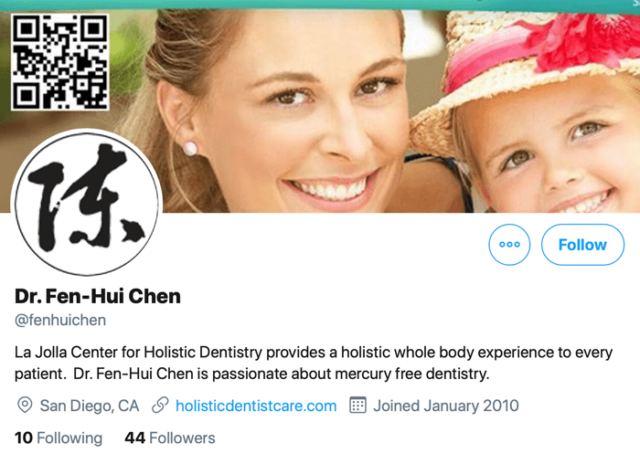 उसकी वेबसाइट के लिंक के साथ @fenhuichen के लिए ट्विटर प्रोफ़ाइल का स्क्रीनशॉट जहां संपर्क जानकारी और नियुक्ति बुकिंग उपलब्ध है
