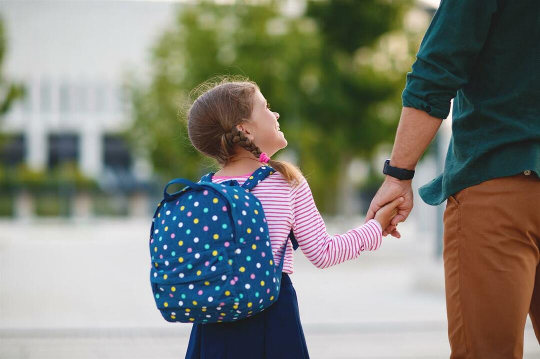 स्कूल के पहले दिन बच्चों के साथ कैसा व्यवहार करना चाहिए?
