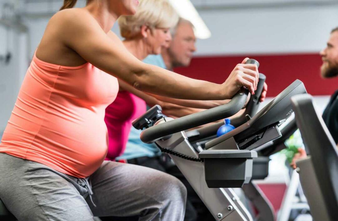 गर्भवती महिला व्यायाम कर रही है