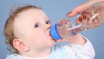 क्या शिशुओं को पानी दिया जाना चाहिए?