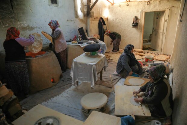 तंदूर की रोटी बनाती महिलाएं