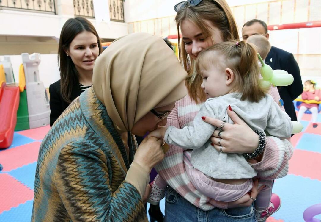 एमिन एर्दोगन ने यूक्रेन से लाए गए अनाथ बच्चों से मुलाकात की
