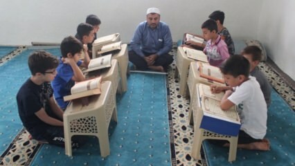 दृष्टिबाधित इमाम नेकमतीन बच्चों को कुरान पढ़ाते हैं!