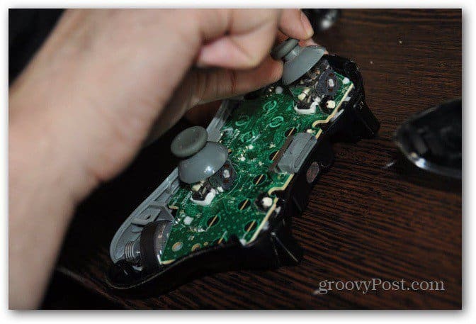 Xbox 360 कंट्रोलर एनालॉग थंबस्टिक्स को पुरानी स्टिक्स से बदलें