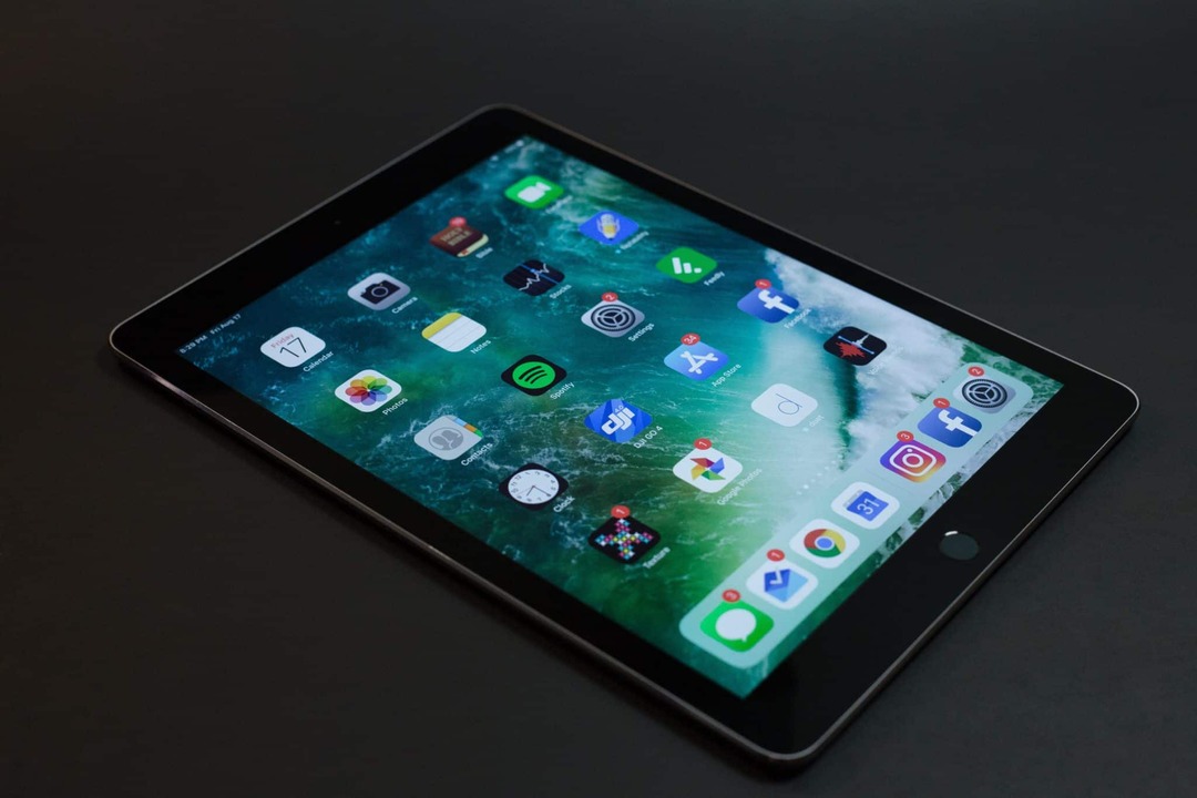एक काली मेज पर एक iPad