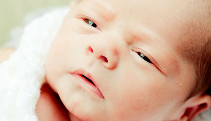 बच्चों की आंखों का रंग कब स्पष्ट हो जाता है? शिशुओं की आंखों का रंग कब निर्धारित किया जाएगा?