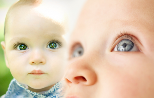 शिशुओं में आंखों का रंग