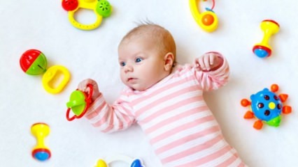 शिशुओं की पहली आयु के खिलौने क्या होने चाहिए?