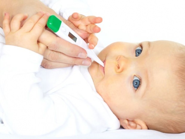 शिशुओं में बुखार को कैसे कम करें