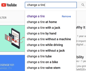 YouTube स्वतः-खोज परिणामों का उदाहरण।