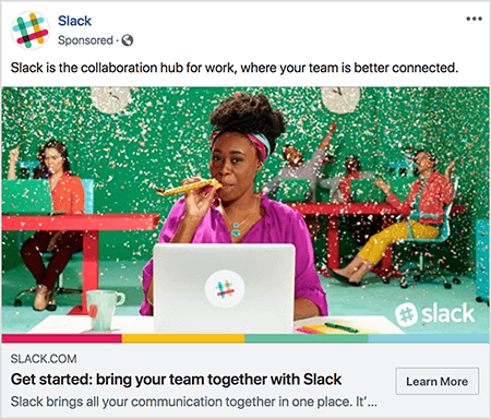 यह स्लैक के लिए एक फेसबुक विज्ञापन का स्क्रीनशॉट है। विज्ञापन पाठ कहता है "स्लैक काम के लिए सहयोग केंद्र है, जहां आपकी टीम बेहतर रूप से जुड़ी हुई है।" विज्ञापन छवि में, एक काली महिला एक ग्रे लैपटॉप के साथ डेस्क पर बैठती है। उसके बाल छोटे हैं और एक रंगीन हेडबैंड के साथ वापस रखा गया है। उसने फ़ुशिया ब्लाउज़ और फ़िरोज़ा का हार पहना है, और वह एक पीले रंग की नीज़मेकर है। पृष्ठभूमि में, अन्य लोग डेस्क पर बैठे हैं और रंगीन कपड़े पहने हुए हैं। कार्यालय चमकीले हरे रंग में रंगा हुआ है, और कंफ़ेद्दी छत से गिर रहा है। तालिया वुल्फ इस तरह की तस्वीरों का उपयोग करने की सलाह देते हैं, जो आपके विज्ञापनों में कच्ची भावना दिखाती हैं।