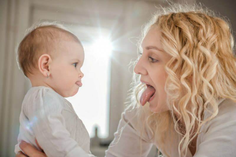 शिशुओं में भाषा बंधन क्यों होता है? शिशुओं में जीभ के बंधन के लक्षण