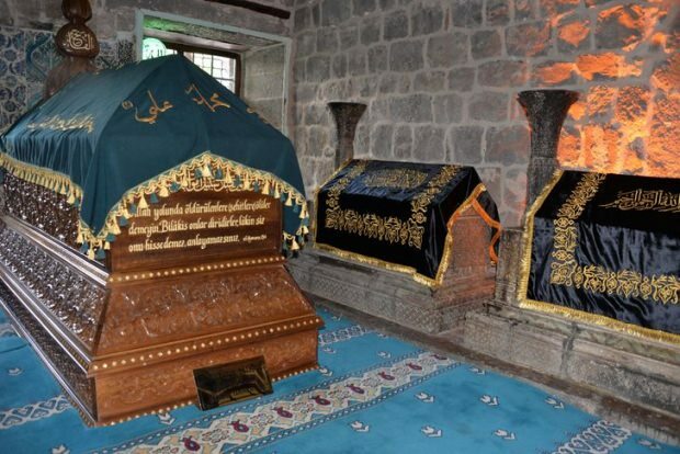 दियारबाकिर महिलाएं पैगंबर की कब्रों के लिए बुनाई करती हैं
