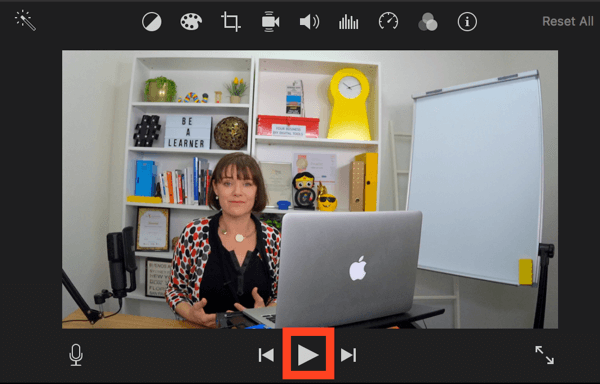IMovie में अपने वीडियो का पूर्वावलोकन करने के लिए Play पर क्लिक करें।