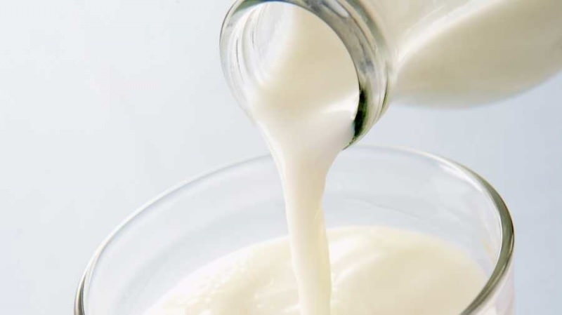 दूध डालते समय छींटाकशी से कैसे बचें