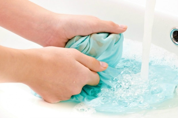रंगीन कपड़े धोने के दाग को कैसे साफ करें?