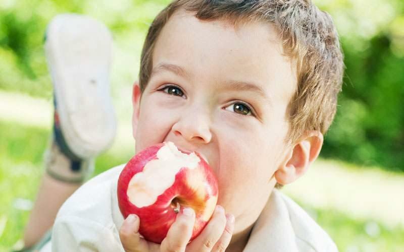 बच्चों के दांतों के स्वास्थ्य के लिए ताजे फल और सब्जियों का सेवन