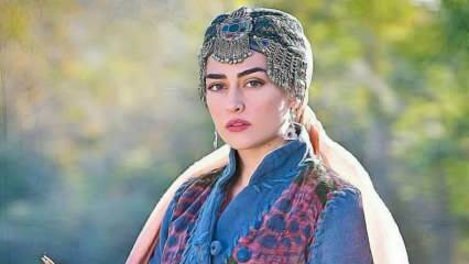 एस्लि बिलगकी, जो कि डेरीलियस एर्टुअरूल की पसंदीदा हैलीम सुल्तान की भूमिका निभा रही हैं, पाकिस्तान में विज्ञापन का चेहरा बन गई हैं