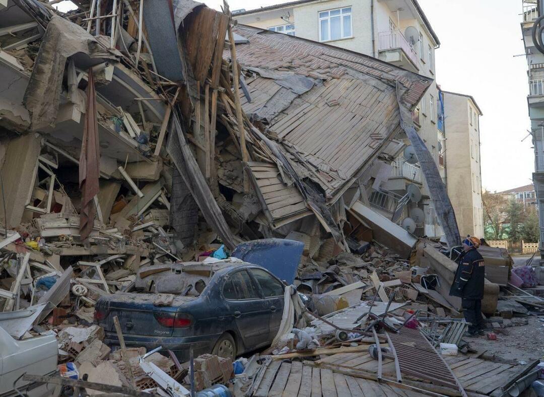 भूकंप में नष्ट हुई इमारत
