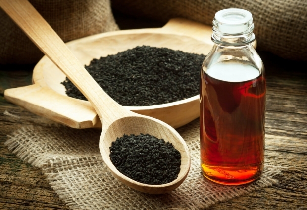 काले बीज का तेल त्वचा की सतह पर हानिकारक कोशिकाओं को कम करता है। 