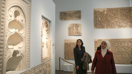 पहले लेडी एर्दोआन ने बर्गामा संग्रहालय का दौरा किया