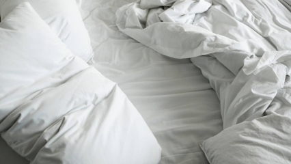 कितनी बार चादरें और बिस्तर बदलना चाहिए? तकिये को कैसे धोएं? 